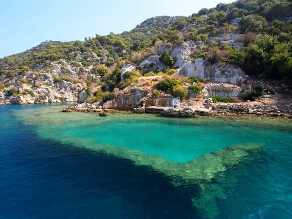 Dolichiste fue una ciudad bizantina situada en la isla de Kekova, en la actual Turquía. La ciudad fue destruida durante un terremoto en el siglo II d.C., lo que provocó un descenso de la geología de la isla. La mitad de las estructuras de la ciudad, incluyendo un puerto, una iglesia basílica y varias casas de la ciudad quedaron sumergidas bajo el agua. - Sputnik Mundo