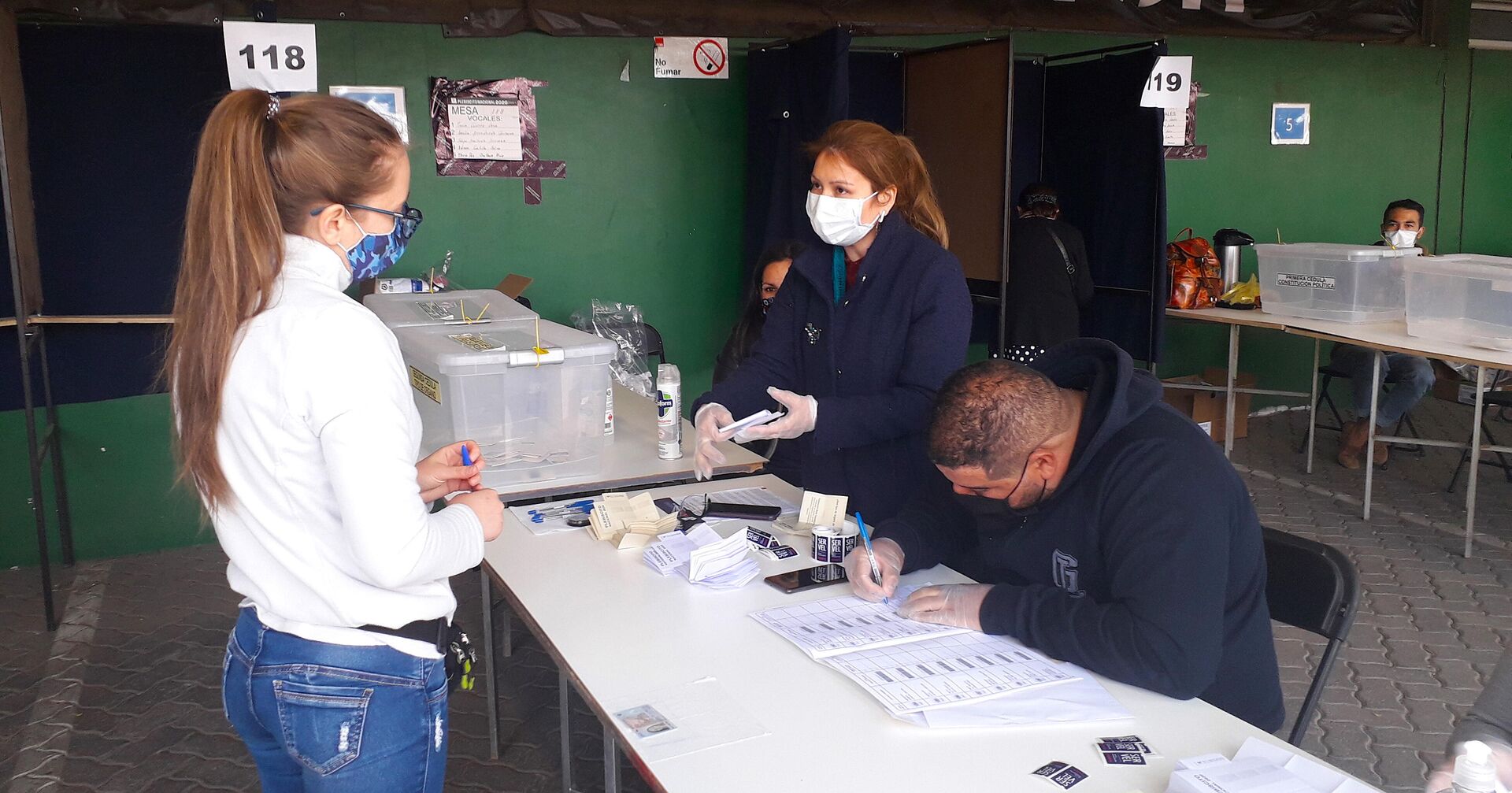 Votación en el Estadio Nacional durante el plebiscito por la reforma constitucional - Sputnik Mundo, 1920, 31.03.2021