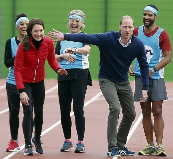 La duquesa de Cambridge, Catalina, y su marido, el príncipe Guillermo, intercambian bromas en una carrera benéfica Heads Together en el Parque Olímpico Reina Isabel en Londres, 2017.  - Sputnik Mundo