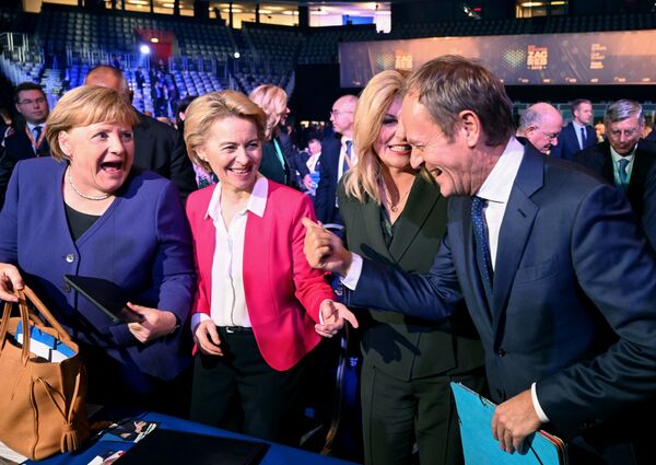 El ex presidente del Consejo Europeo, Donald Tusk, la canciller alemana, Angela Merkel, la presidenta de la Comisión Europea, Ursula von der Leyen, y la ex presidenta croata, Kolinda Grabar-Kitarovic, durante el congreso del Partido Popular Europeo en Zagreb (Croacia), 2019.  - Sputnik Mundo