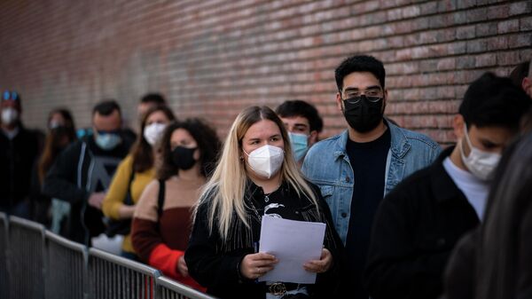 La gente en mascarillas en Barcelona - Sputnik Mundo