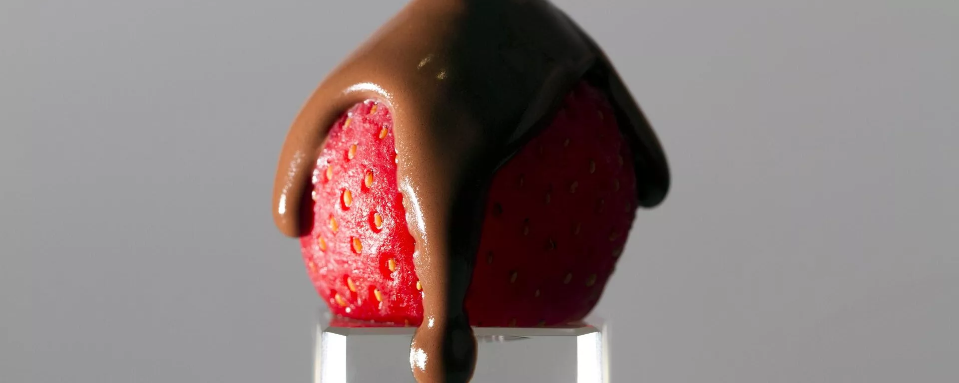 Una fresa con chocolate Una fresa con chocolate - Sputnik Mundo, 1920, 31.03.2021