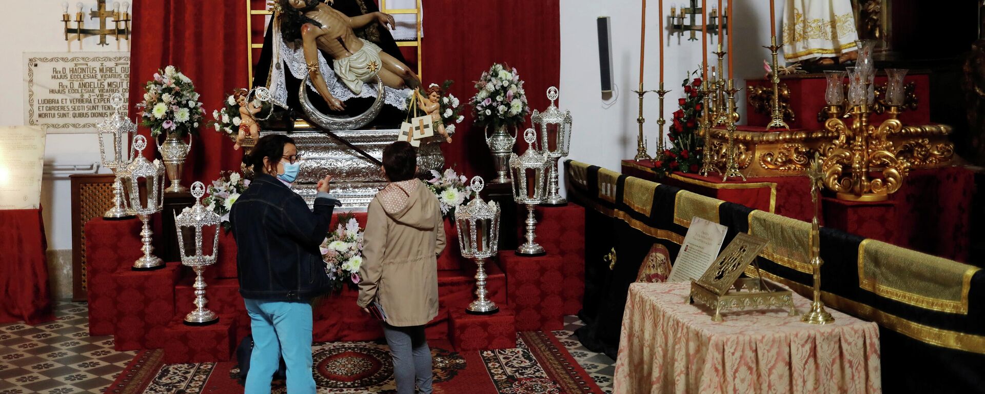 Españoles en una iglesia - Sputnik Mundo, 1920, 31.03.2021