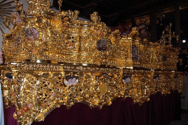 Lateral del paso Huerto de Granada, dorado por Abel y Justi Dorados - Sputnik Mundo