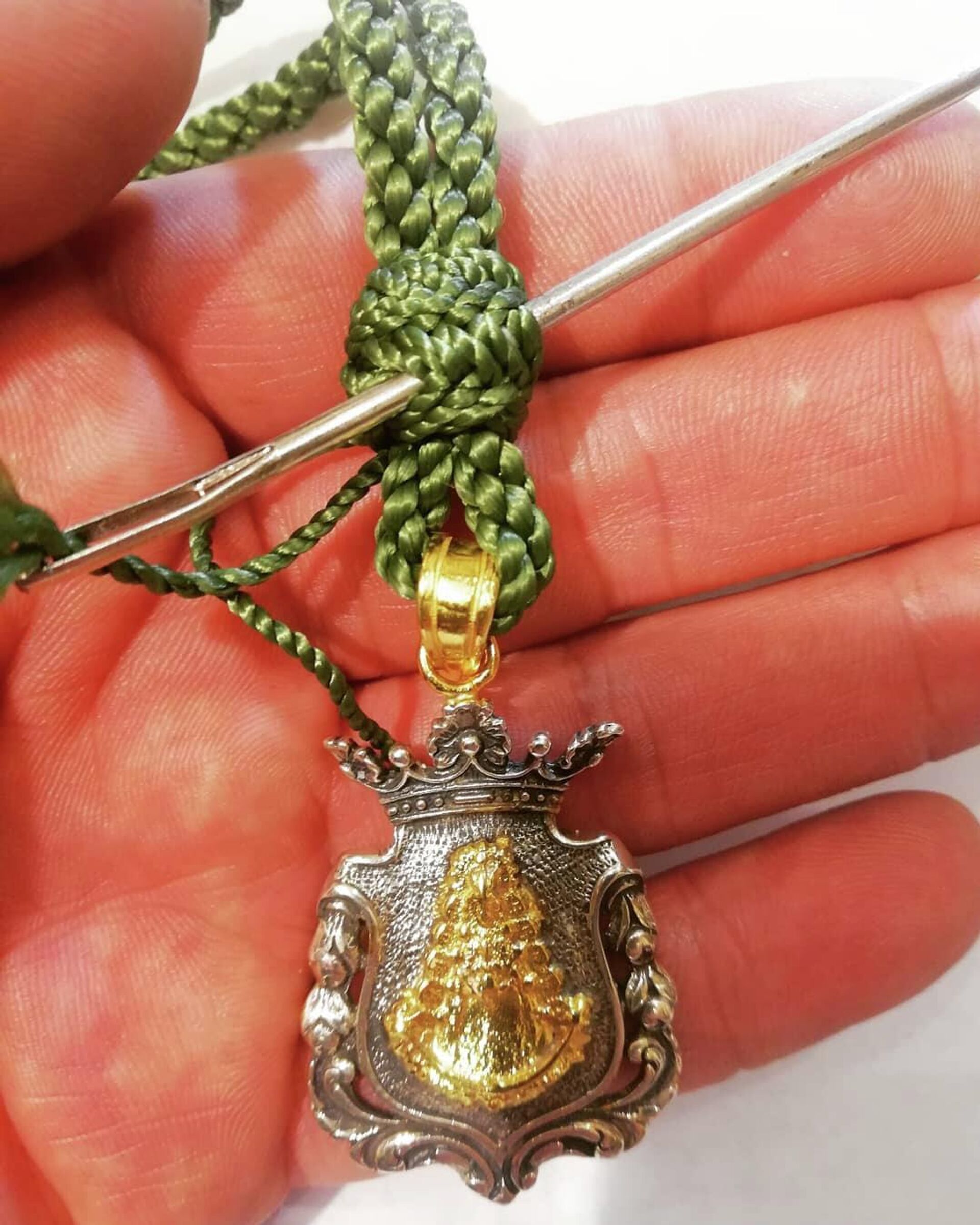 Cordón con medalla para niños de la Hermandad del Rocío de Triana - Sputnik Mundo, 1920, 31.03.2021