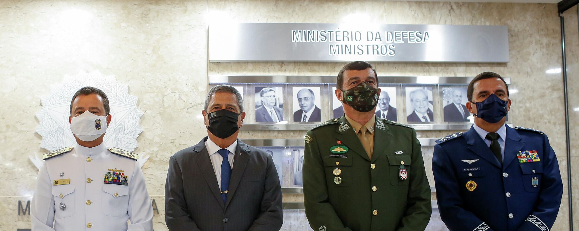 Ministro de Defensa de Brasil, Walter Braga Netto, almirante Almir Garnier Santos, general Paulo Sergio Nogueira y teniente brigadier Carlos Baptista Junior - Sputnik Mundo, 1920, 31.03.2021