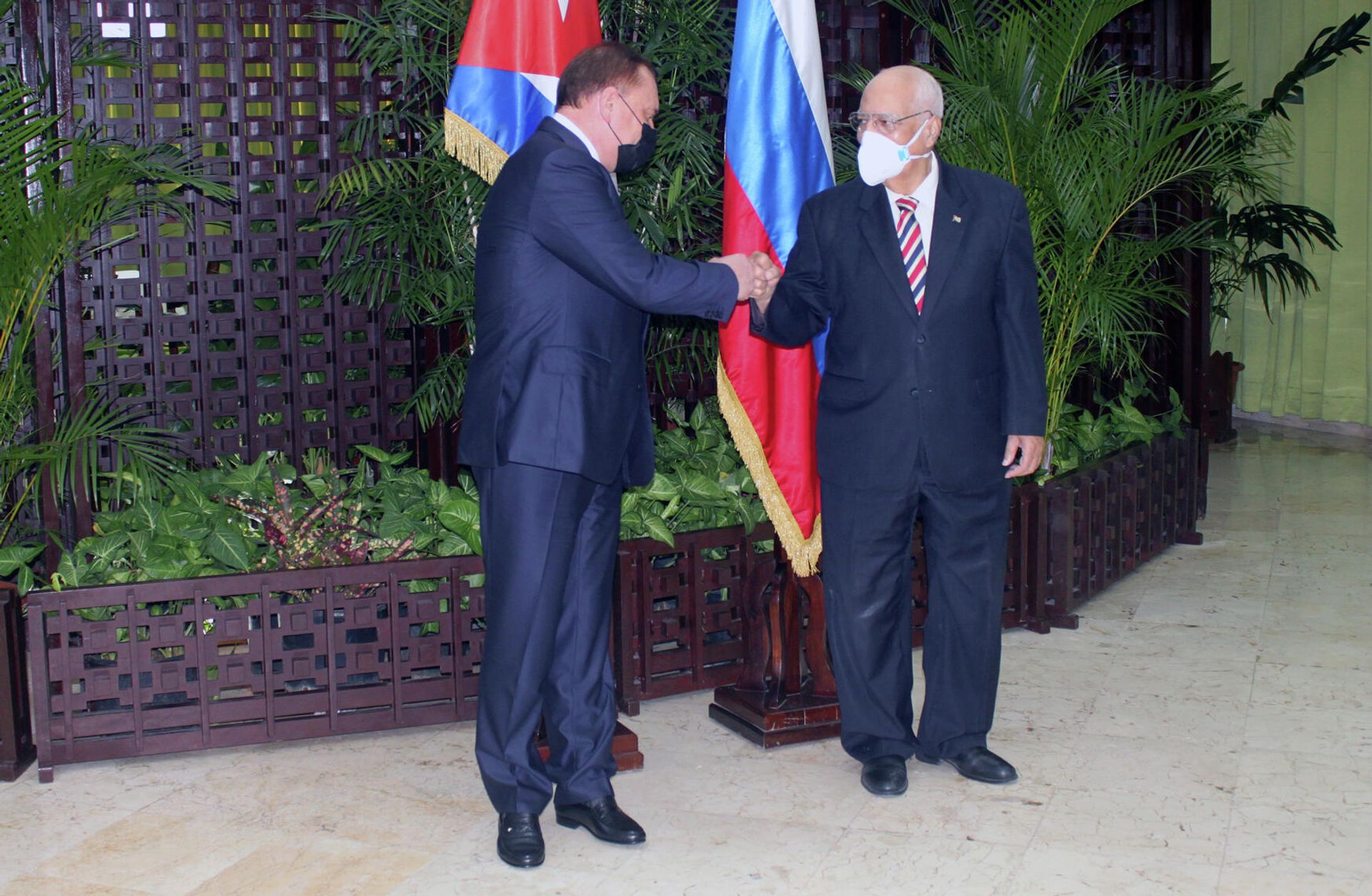 Yuri Borísov y Ricardo Cabrisas, copresidentes de la Comisión Intergubernamental Rusia-Cuba - Sputnik Mundo, 1920, 31.03.2021