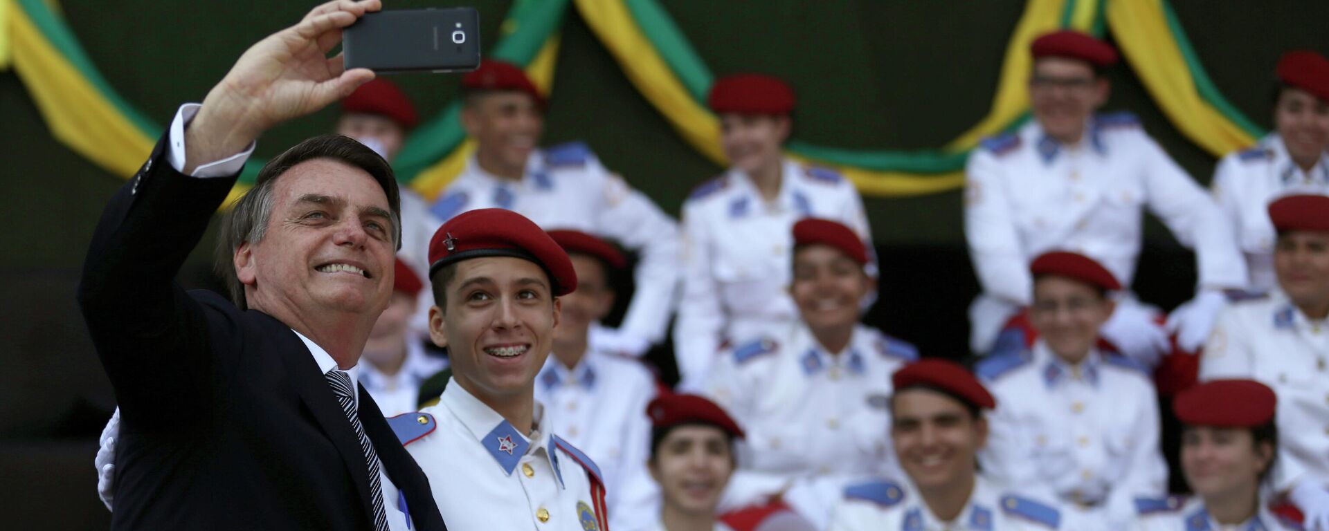 El presidente de Brasil, Jair Bolsonaro, junto a estudiantes de la Escuela Militar en 2019 El presidente de Brasil, Jair Bolsonaro, junto a estudiantes de la Escuela Militar en 2019 - Sputnik Mundo, 1920, 01.04.2021
