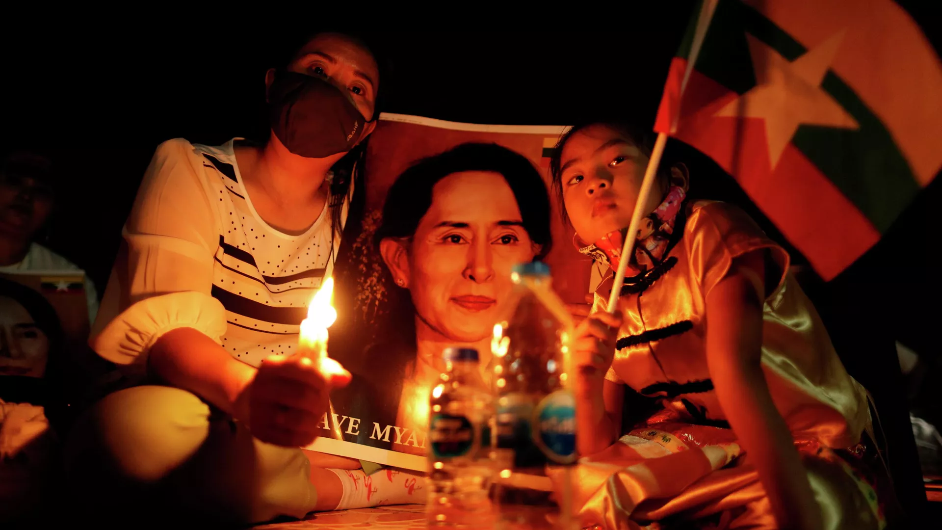 Protestantes con una foto de Aung San Suu Kyi, consejera de Estado derrocada Protestantes con una foto de Aung San Suu Kyi, consejera de Estado derrocada