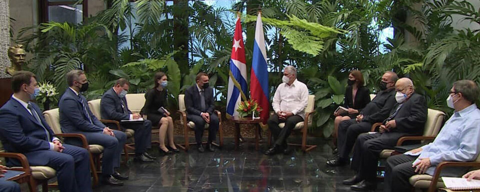 El presidente cubano Miguel Díaz-Canel recibió al vice primer ministro ruso Yuri Borísov El presidente cubano Miguel Díaz-Canel recibió al vice primer ministro ruso Yuri Borísov - Sputnik Mundo, 1920, 01.04.2021