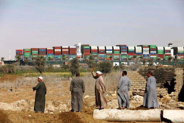 Después de casi una semana de estar encallado, finalmente el 29 de marzo lograron reflotar al supercarguero Ever Given de la compañía japonesa Shoei Kisen que bloqueó el paso a docenas de embarcaciones en el Canal de Suez. El Ever Given mide 400 metros de eslora y 59 de manga y tiene una capacidad de carga de 220.000 toneladas. - Sputnik Mundo