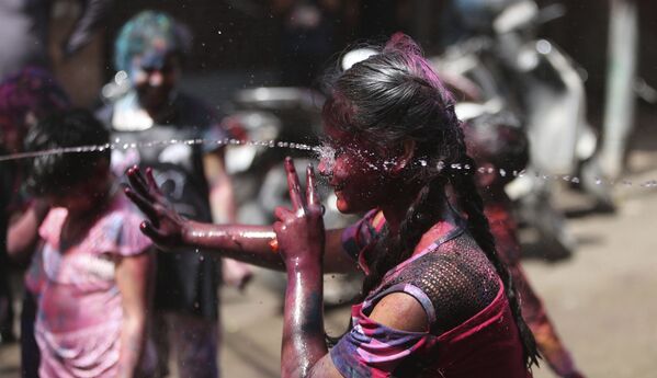 Con la primavera boreal llegó el festival hindú Holi, conocido como la fiesta del color, aunque según su significado cultural es el día en que puedes librarte de los errores del pasado, conflictos, un día para olvidar y perdonar. Cientos de personas, en su mayoría jóvenes, suelen reunirse y pintarse unos a otros con todos los colores creando una inmensa nube multicolor. En la foto: unos niños se salpican con agua durante el festival de colores Holi en Jammu, la India. - Sputnik Mundo