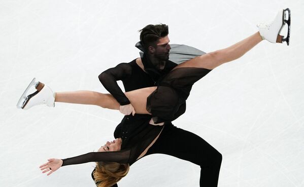 Los patinadores rusos Alexandra Stepanova e Ivan Bukin, durante su presentación en el Campeonato Mundial de Patinaje Artístico que se llevó a cabo en Estocolmo, Suecia. El dúo obtuvo el quinto lugar en la competición de parejas en este campeonato, aunque fueron los campeones a nivel nacional en Rusia. - Sputnik Mundo