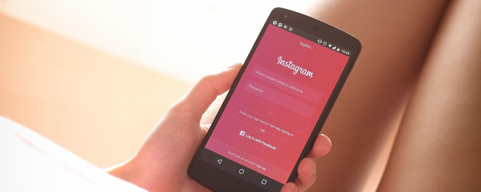 Mujer adolescente sosteniendo un celular con la app Instagram abierta - Sputnik Mundo, 1920, 02.04.2021