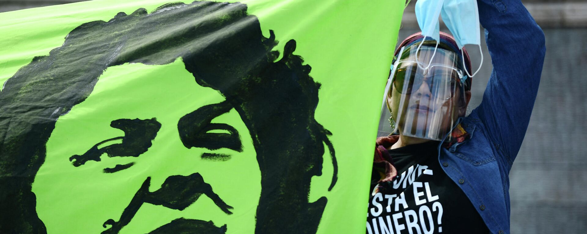 Una pancarta con el retrato de la ambientalista hondureña Berta Cáceres - Sputnik Mundo, 1920, 06.04.2021
