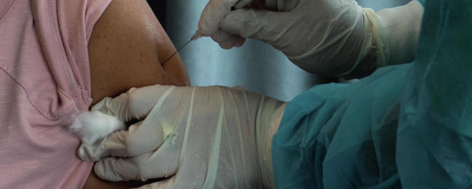 Aplicación de una vacuna contra COVID-19 en Montevideo, Uruguay - Sputnik Mundo, 1920, 02.04.2021