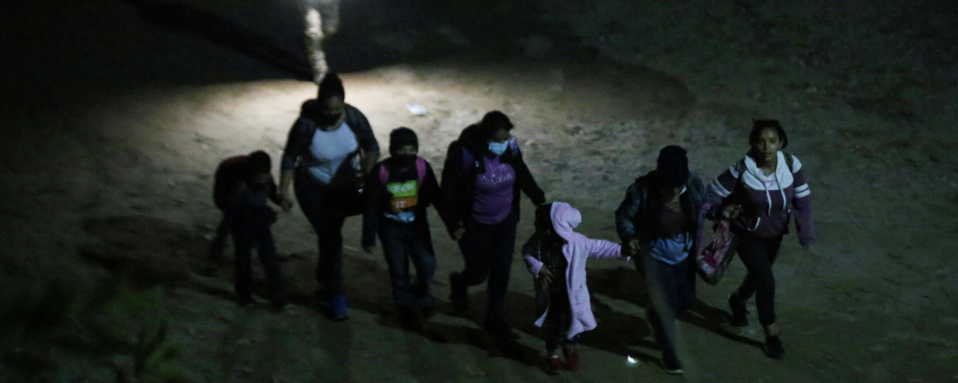 Una familia de migrantes intenta llegar a EEUU Una familia de migrantes intenta llegar a EEUU - Sputnik Mundo, 1920, 03.04.2021