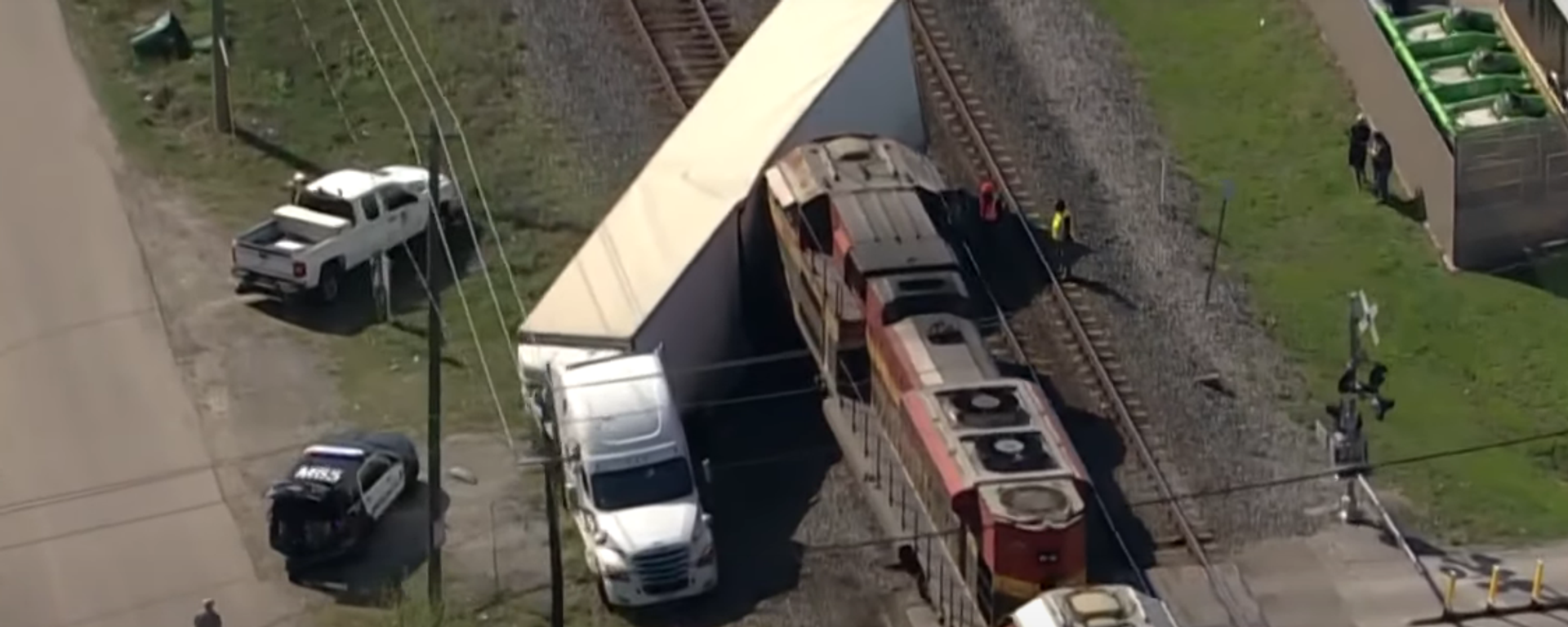 Un tren impacta contra un camión cargado de autos de lujo - Sputnik Mundo, 1920, 03.04.2021