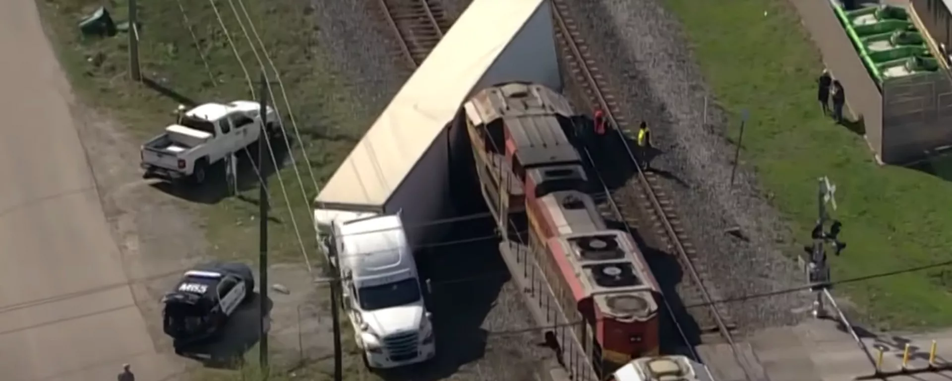 Un tren impacta contra un camión cargado de autos de lujo Un tren impacta contra un camión cargado de autos de lujo - Sputnik Mundo, 1920, 03.04.2021