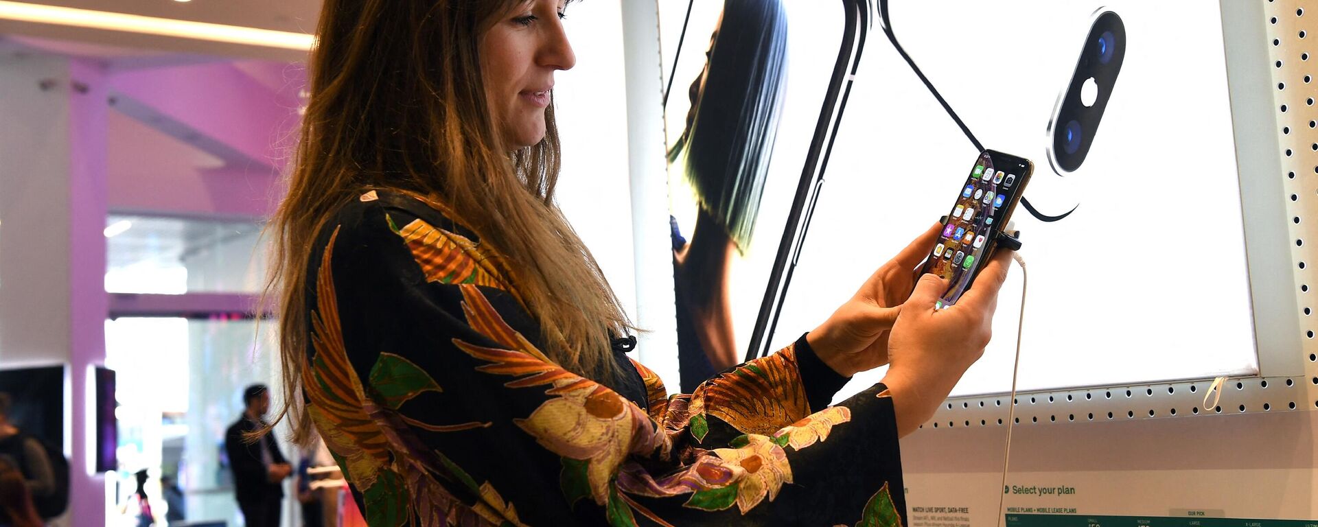 Una mujer con un iPhone - Sputnik Mundo, 1920, 04.04.2021