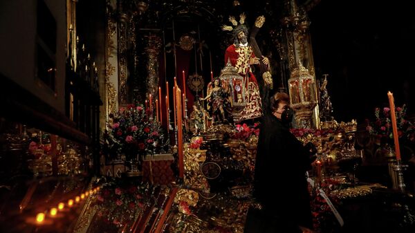 Una señora posa para una foto en la Colegiata de San Isidro durante la Semana Santa, Madrid (España) - Sputnik Mundo