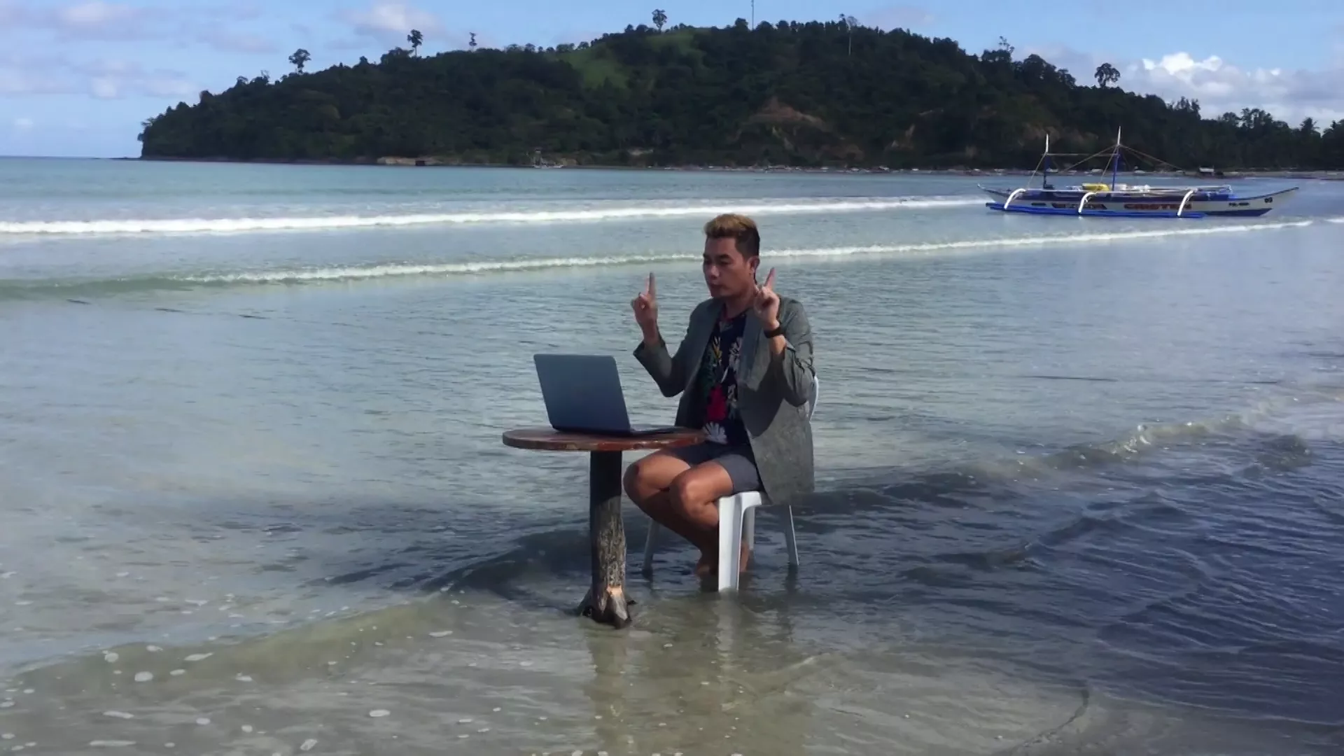 Un maestro filipino dando clases en una playa  - Sputnik Mundo, 1920, 04.04.2021
