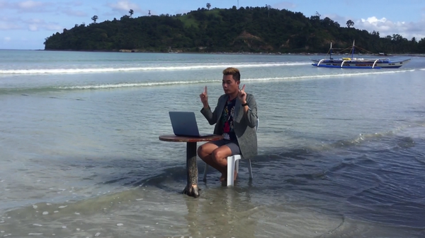 Un maestro filipino dando clases en una playa  - Sputnik Mundo