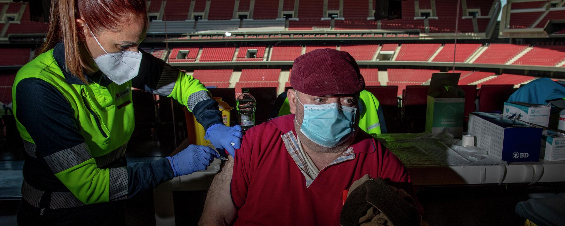 Un hombre es vacunado en el estadio Wanda Metropolitano de Madrid. - Sputnik Mundo, 1920, 14.04.2021