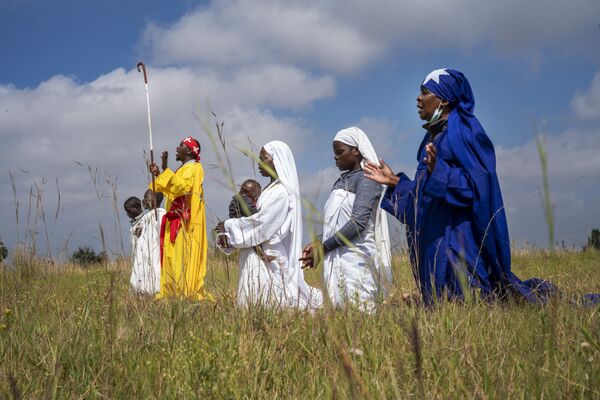 Los pentecostales apostólicos celebran la Pascua en el territorio de la parroquia de Johannesburgo de Soweto. Estas iglesias independientes sudafricanas están formadas por pequeños grupos de fieles que mezclan las tradiciones africanas y bíblicas. - Sputnik Mundo