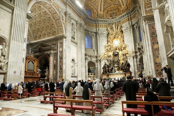 El Papa Francisco celebra la Vigilia Pascual en la Basílica de San Pedro casi vacía mientras las restricciones por el coronavirus se mantienen por segundo año consecutivo en el Vaticano. - Sputnik Mundo