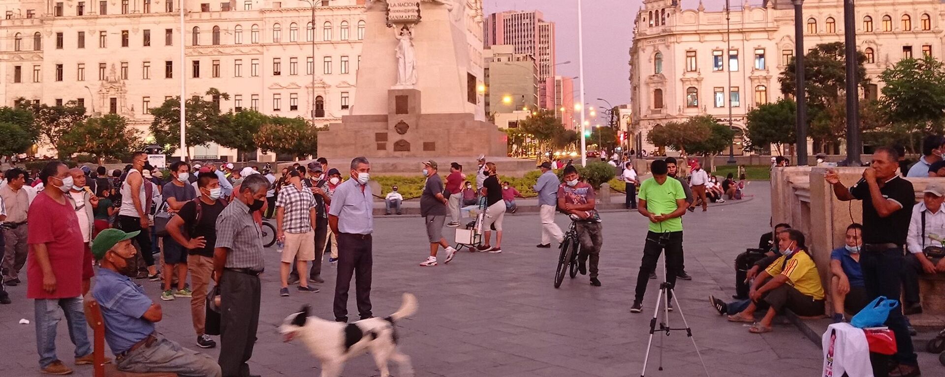 Debate público e improvisado de gente de izquierda en la Plaza San Martín de Lima - Sputnik Mundo, 1920, 06.04.2021