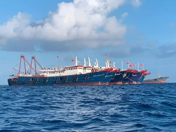 Los barcos chinos, supuestamente controlados por la milicia popular china, en el arrecife Whitsun, en el mar de China Meridional, el 27 de marzo de 2021. - Sputnik Mundo