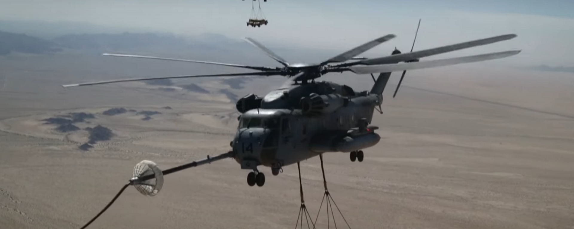 Helicópteros CH-53E Super Stallion se reabastecen de combustible en el aire cargados con 2 Humvee - Sputnik Mundo, 1920, 06.04.2021