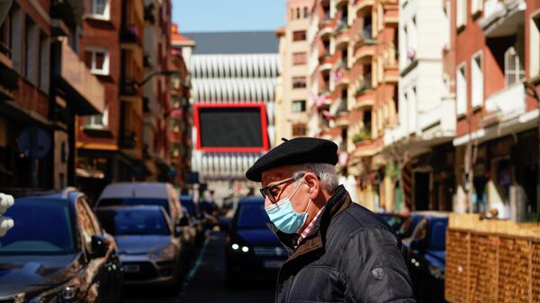 Un hombre en mascarilla - Sputnik Mundo