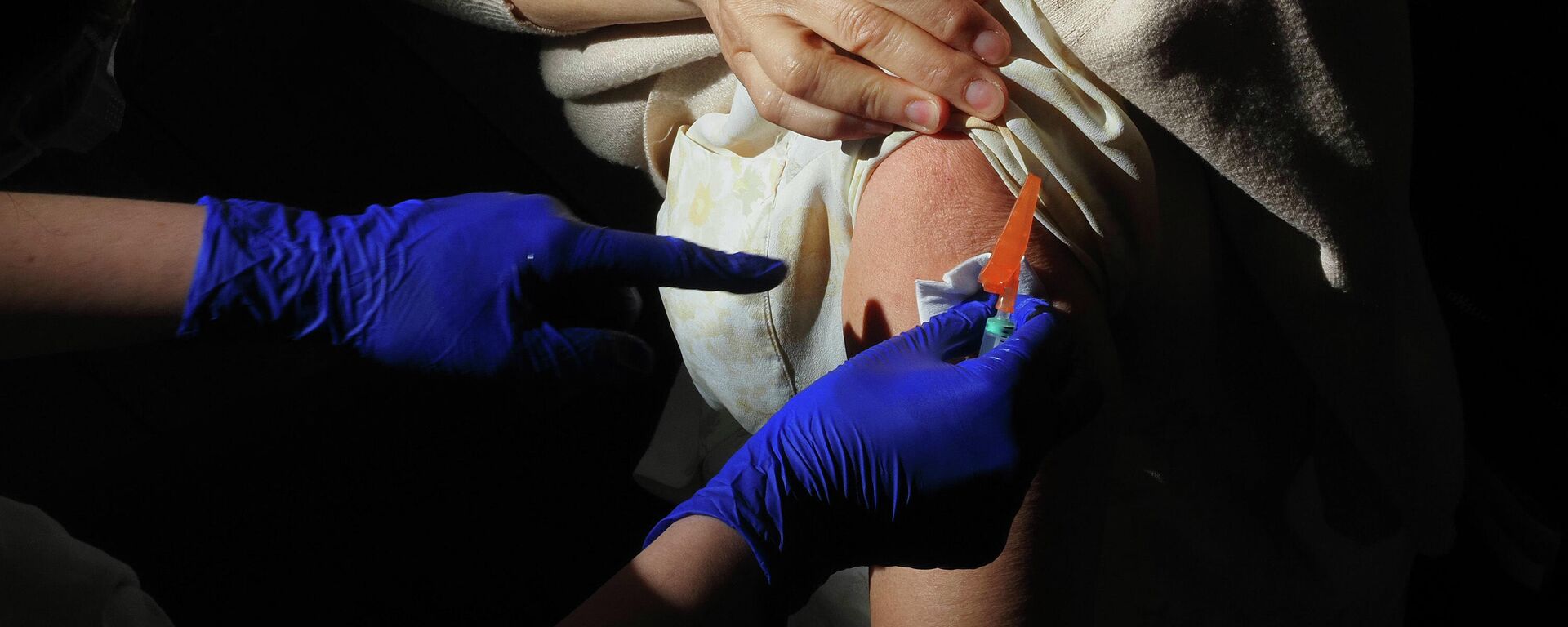 Un trabajador sanitario suministra la vacuna contra el Covid-19 a una persona (archivo) - Sputnik Mundo, 1920, 05.06.2021