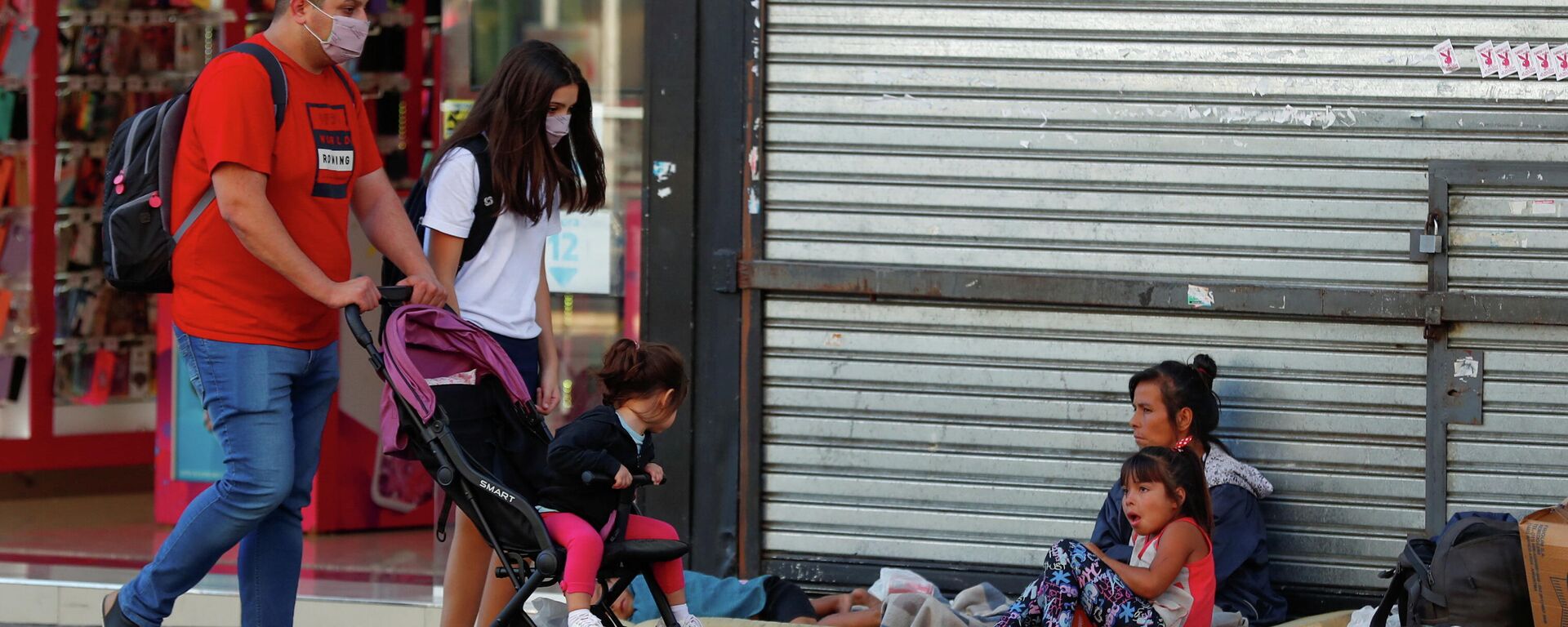 Una familia pidiendo limosna en Buenos Aires - Sputnik Mundo, 1920, 07.04.2021