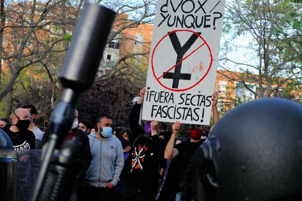 Pancarta contra Vox en el mitin de Vallecas Pancarta contra Vox en el mitin de Vallecas - Sputnik Mundo