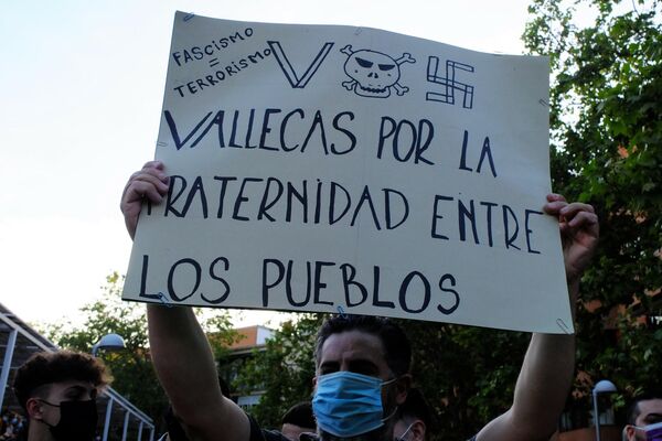 Pancarta contra Vox en el mitin de Vallecas Pancarta contra Vox en el mitin de Vallecas - Sputnik Mundo