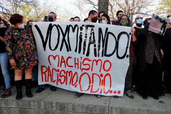 Pancarta contra Vox en el mitin de Vallecas Pancarta contra Vox en el mitin de Vallecas - Sputnik Mundo