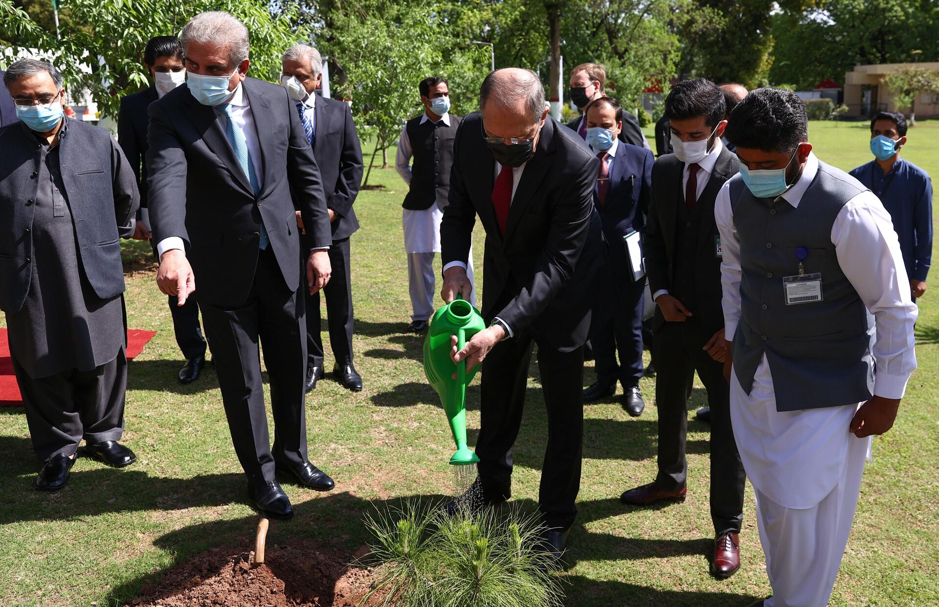 Lavrov plantó el cedro del Himalaya en Islamabad Lavrov plantó el cedro del Himalaya en Islamabad - Sputnik Mundo, 1920, 08.04.2021