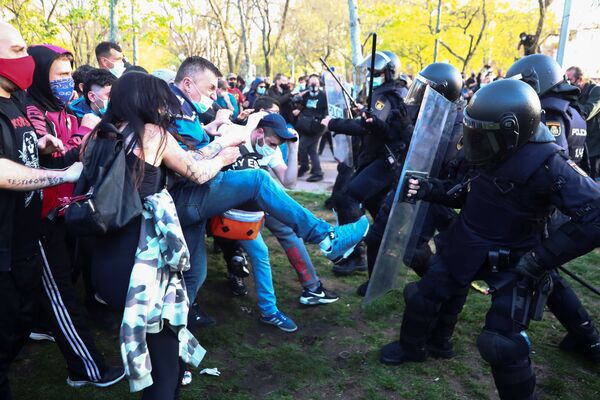 Cuando se aproximaba la hora del inicio del mitin de Vox en Vallecas, la policía cargó contra alguno manifestantes y se lanzaron ladrillos, piedras y otros objetos.Por momentos, el lugar donde se celebraba el acto se convirtió en una batalla campal, con disparos de pelotas de goma, negocios cerrados para protegerse de los ataques y carreras de dispersión hacia los alrededores.  - Sputnik Mundo