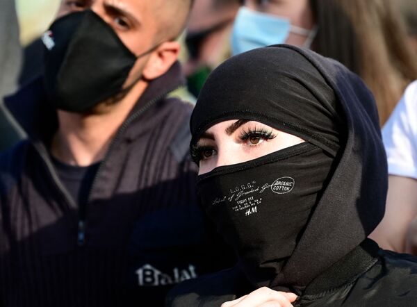 Algunas de las personas reunidas en el mitin de Vox repitieron consignas como &quot;Fuera fascistas de barrios obreros&quot; o &quot;Más vallecanos y menos cayetanos&quot;, en alusión a los &quot;pijos&quot; que salieron a la calle durante el confinamiento. Mientras, los portavoces del partido acusaban a los extranjeros de &quot;inseguridad&quot; en las calles o agitaban los fantasmas de la ocupación ilegal de viviendas. Vox apenas sumó en Vallecas un 5% de los votos en las últimas elecciones municipales. - Sputnik Mundo