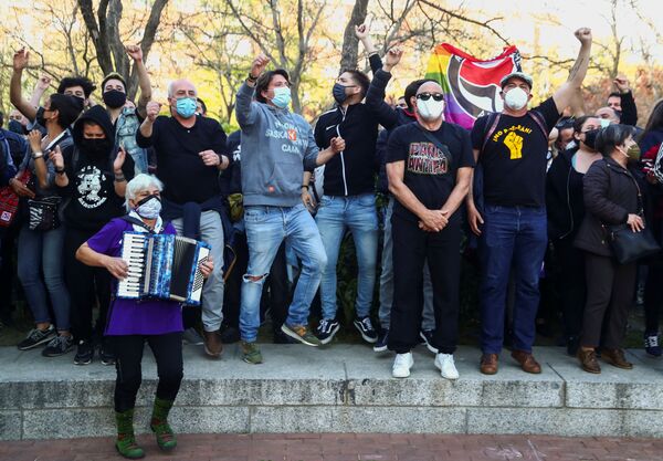 Manifestantes en Vallecas cantan y bailan antes del inicio del acto de Vox. Varias organizaciones del barrio habían convocado una concentración pacífica que se volvió violenta en algunos momentos por la actuación policial o la incursión de Santiago Abascal y demás miembros del partido a la zona acotada para las protestas. - Sputnik Mundo