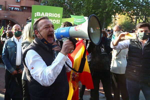 Tanto simpatizantes de Vox como opositores intercambiaron mensajes. Unos coreaban &quot;¡Presidente!&quot; a Santiago Abascal y otros reiteraban su rechazo al &quot;mensaje de odio, racismo y machismo&quot; del partido de ultraderecha. - Sputnik Mundo