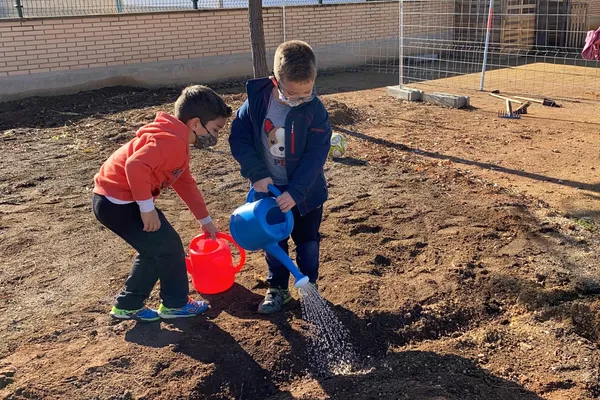Niños regando el huerto de su colegio público en Sorihuela del Guadalimar, Jaén, España Niños regando el huerto de su colegio público en Sorihuela del Guadalimar, Jaén, España - Sputnik Mundo