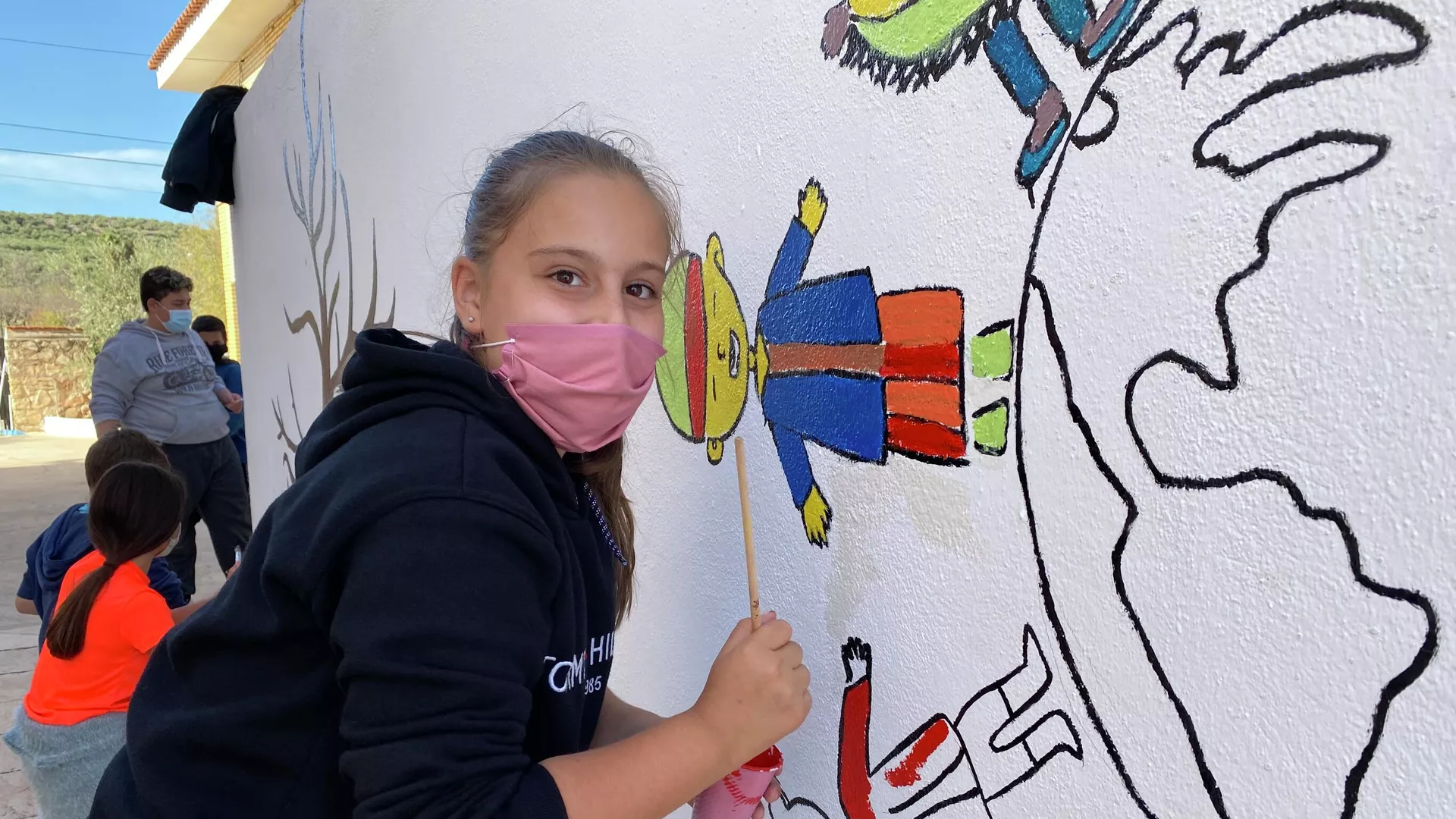 Una niña pinta un mural en su colegio de Sorihuela del Guadalimar, Jaén, España Una niña pinta un mural en su colegio de Sorihuela del Guadalimar, Jaén, España - Sputnik Mundo, 1920, 08.04.2021