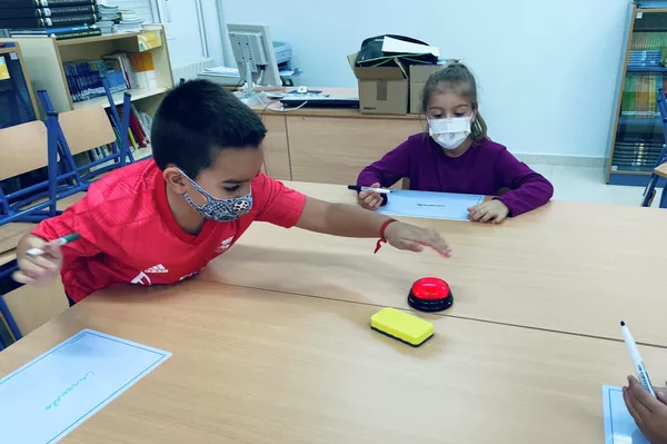 Niños del colegio público de Sorihuela del Guadalimar, Jaén, España, aprenden mediante métodos inclusivos y juegos Niños del colegio público de Sorihuela del Guadalimar, Jaén, España, aprenden mediante métodos inclusivos y juegos - Sputnik Mundo