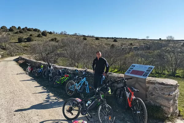Manuel Andrades Cordero, profesor del colegio rural en Cabanillas de la Sierra en Madrid, en una ruta de su clase de Educación Física Manuel Andrades Cordero, profesor del colegio rural en Cabanillas de la Sierra en Madrid, en una ruta de su clase de Educación Física - Sputnik Mundo