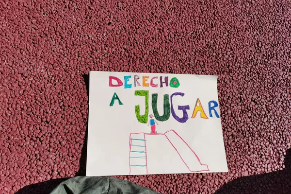 Cartel en el colegio rural de Cabanillas de la Sierra en Madrid, que apuesta por una educación en positivo y respetuosa Cartel en el colegio rural de Cabanillas de la Sierra en Madrid, que apuesta por una educación en positivo y respetuosa - Sputnik Mundo