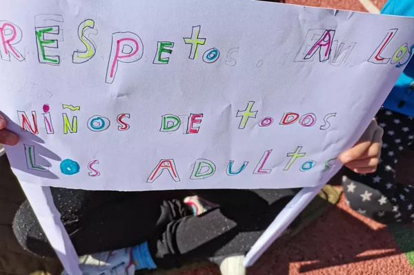 Cartel en el colegio rural de Cabanillas de la Sierra en Madrid, que apuesta por una educación en positivo y respetuosa Cartel en el colegio rural de Cabanillas de la Sierra en Madrid, que apuesta por una educación en positivo y respetuosa - Sputnik Mundo